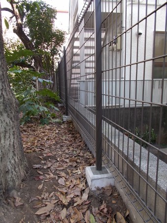 木製塀をグリッドフェンスお取替え 木製塀をグリッドフェンスお取替え